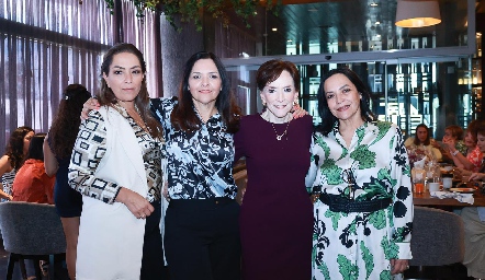  Lucía Dibildox con sus hijas, Patricia, Gabriela y Lucía Betancourt.