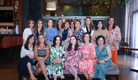  Fernanda Noyola con las amigas de su mamá Lucía Betancourt.