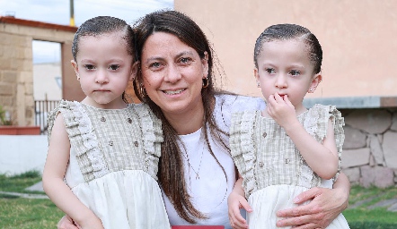  Julene Arzola y sus hijas Carola y Juliana de la Peña.