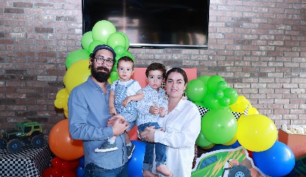 Juan Gómez e Isabel Torre con sus hijos Sebastián y Jero.