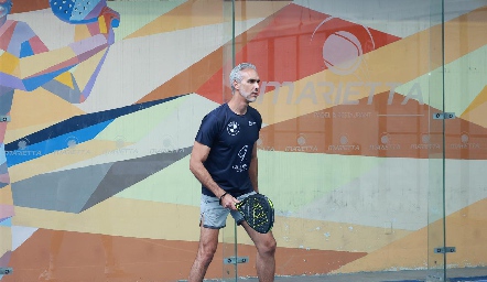  Óscar Estrada.