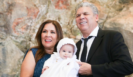  Cristina y Francisco Cano con su nieto Álvaro.