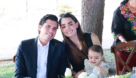  Gerardo Serrano y Marianela Villasuso con su sobrina Lucila.