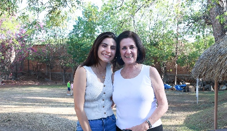  Teresa Cadena y Teresa Arzuaga de Scott.