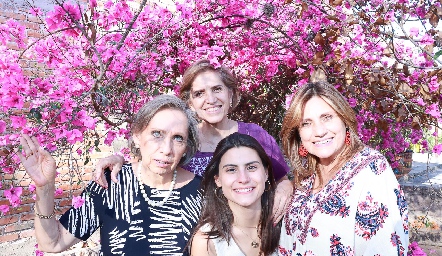  Mercedes, Dolores y Teresa Lastras con Tere Cadena.