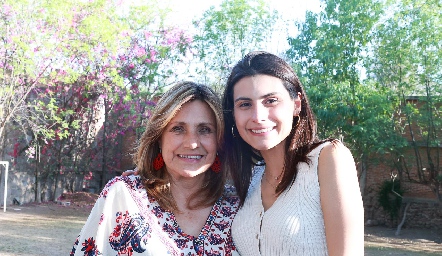  Teresa Lastras con su hija Tere Cadena.