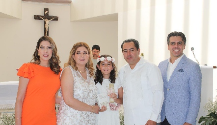  María Avello Limón con sus papás y sus padrinos.