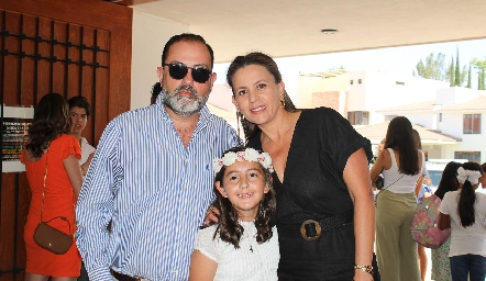  Eduardo Zepeda y Erika Rodríguez con María.