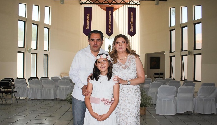  María con sus papás Gabriela Limón y José Manuel Avello.