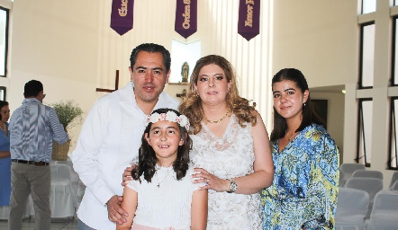  José Manuel Avello y Gabriela Limón con sus hijas María y Sofía Avello.