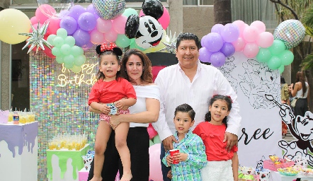  Pupi Torrescano y René Díaz con sus hijos Rania, René y Renata.
