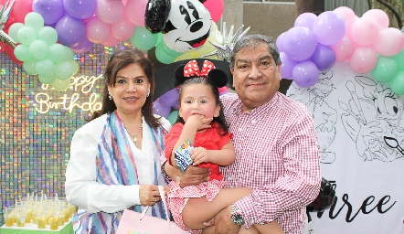  Tita Ruiz y René Díaz con su nieta Rania.