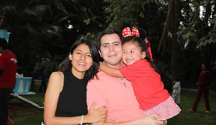  Karen Viramontes y Juan Pablo Torrescano con Rania.