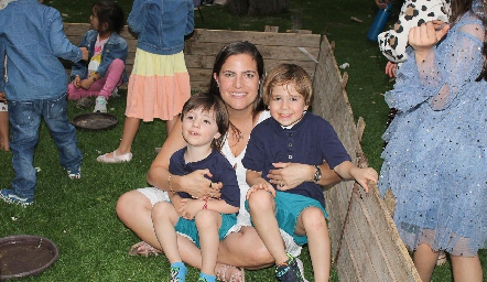  Danitza Lozano con sus hijos Diego y Daniel.