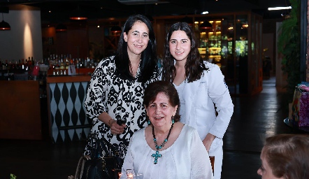  Adriana Teniente, María José Téllez y María Martha Motilla.