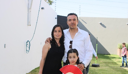  Maru Alvarado y Paco del Camino con su hija Regina.
