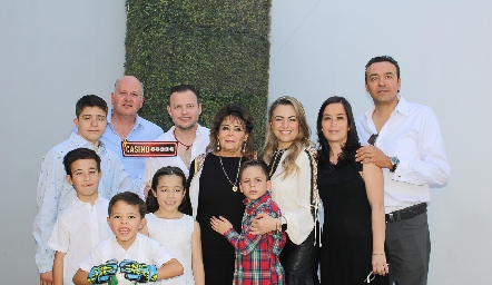  Imelda Barragán con sus hijos, hijos políticos y nietos.