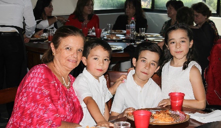  Ana Zermeño con sus nietos Paco, Santiago y Regina del Camino.