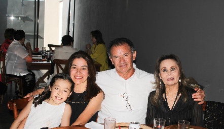  Regina, Mónica Ramos, Manuel Barragán y Nena Barragán.