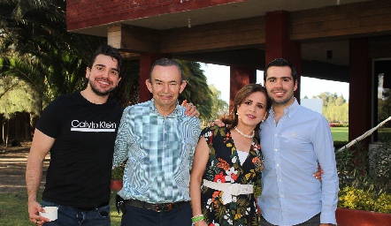  Alejandro Pérez, Alejandro Pérez, Ana Emilia Tobías y Rodrigo Pérez.