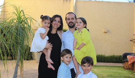  Memo Romo y Ale Torres con sus hijos Paula, Nerea y Guillermo y Santiago Dauajare.
