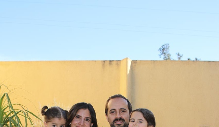  Memo Romo y Ale Torres con sus hijos Paula, Nerea y Guillermo y Santiago Dauajare.