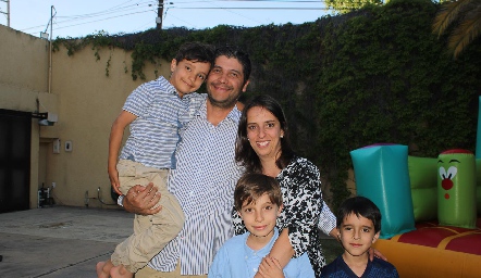  Israel Benavente y Teté Romo con sus hijos José Manuel, Juan Pablo y Alejandro.