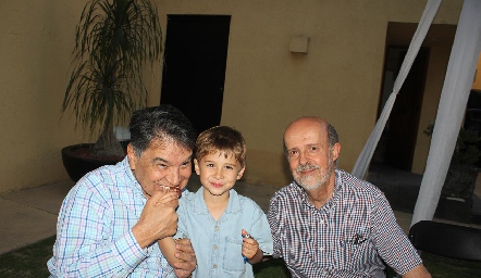  Guillermo Romo con sus abuelos Jesús Torres y Guillermo Romo.