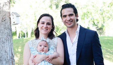  Susana Schekaibán y Héctor Hernández con su hija Emilia.