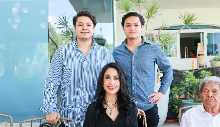  Rosy Hernández Flores con sus hijos Rómulo y Emilio Rodríguez.