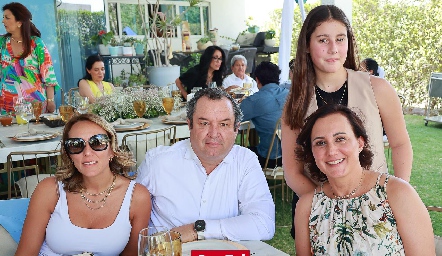  Sandra Salgado, Humberto Abaroa, Mila Salgado y Susana Salgado.