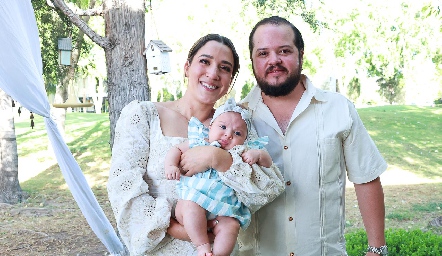  Montze Ortiz y Servando Gutiérrez con Emilia Hernández.