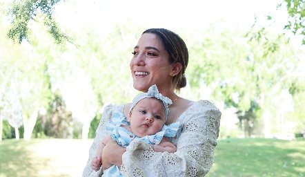  Montze Ortiz con su ahijada Emilia Hernández.