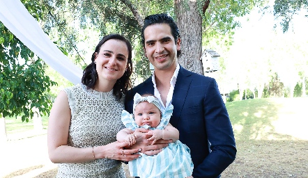  Susana Schekaibán y Héctor Hernández con su hija Emilia.