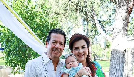  Héctor Hernández y Rosy Vázquez con su nieta Emilia.