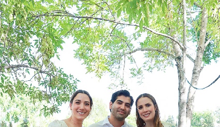  Montze Ortiz, Gibrán Delsol y Sofía García, padrinos de Emilia.