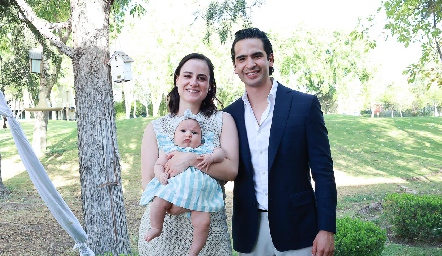  Susana Schekaibán y Héctor Hernández con su hija Emilia.