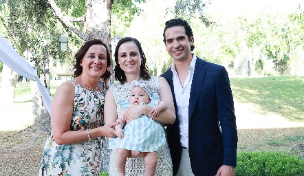  Susana Salgado, Susana Schekaibán y Héctor Hernández con Emilia.