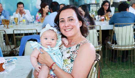  Susana Salgado con su nieta Emilia Hernández.