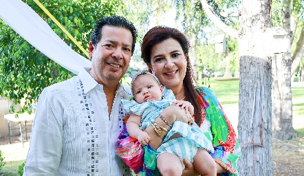 Héctor Hernández y Rosy Vázquez con su nieta Emilia.