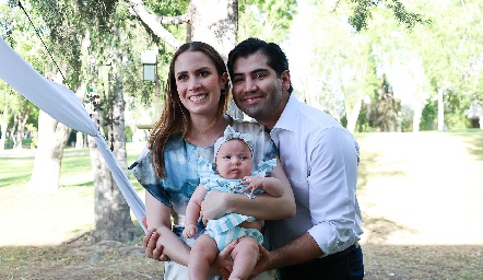  Sofía García y Gibrán Delsol con su ahijada Emilia Hernández.