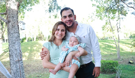  Ana Foyo y José Eduardo Schekaibán con su sobrina Emilia Hernández.