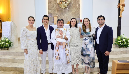  Montze Ortiz, Héctor Hernández, el Padre, Susana Schekaibán, Sofía García y Gibrán Delsol con Emilia.