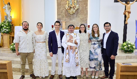  Servando Gutiérrez, Montze Ortiz, Héctor Hernández, el Padre, Susana Schekaibán, Sofía García y Gibrán Delsol con Emilia.
