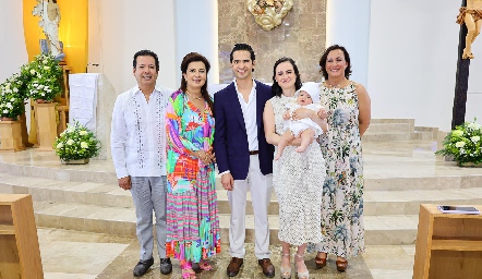  Emilia con sus papás y abuelos, Héctor Hernández, Rosy Vázquez, Héctor Hernández, Susana Schekaibán y Susana Salgado.