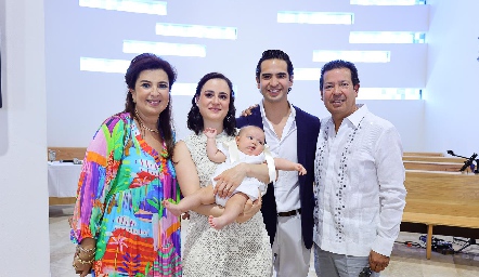  Rosy Vázquez, Susana Schekaibán, Héctor Hernández Vázquez y Héctor Hernández con Emilia.