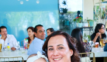  Susana Delgado con su nieta Emilia Hernández.