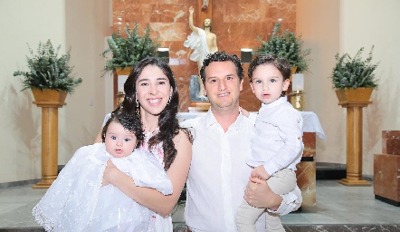  Suemi de Alba y Diego Foyo con sus hijos Sofía y Diego.