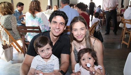  Félix Reverte y Andrea Narváez con sus hijos Félix y Marina.