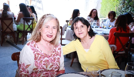  Dolores Ortuño y Georgina Pérez.